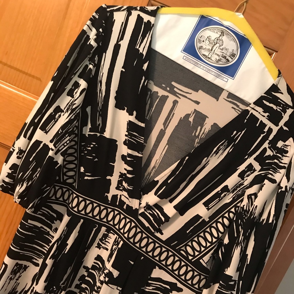 BCBGMaxazria dress. Great light/stretch fabric. M